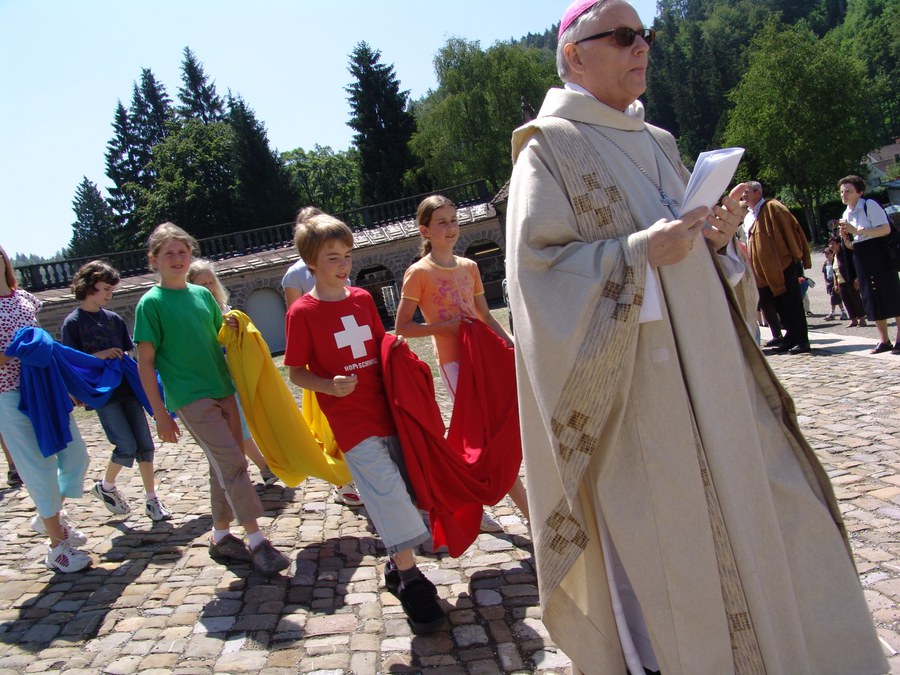 Als Seelsorger und Priester immer nahe bei den Menschen: Paul Vollmar hier bei der Zürcher Wallfahrt nach Einsiedeln. (Foto: Christian Murer)