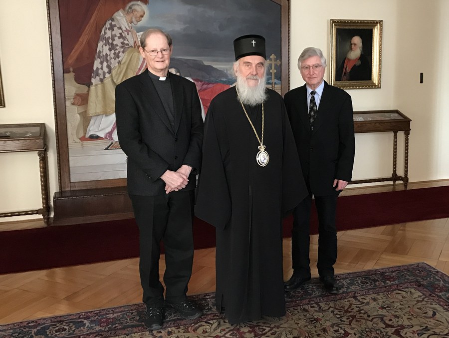 Patriarch Irinej der Serbisch-Orthodoxen Kirche (Mitte), Generalvikar Josef Annen (links) und Peter Wittwer (rechts). Foto: zvg