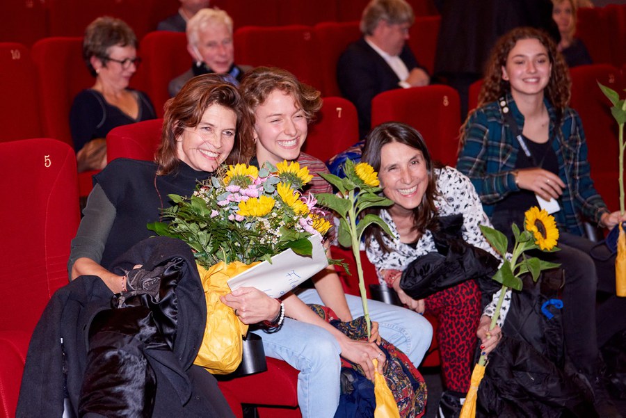 Karin Heberlein (links) an der Preisverleihung letztes Jahr mit ihrer Filmcrew. Foto: Gion Pfander