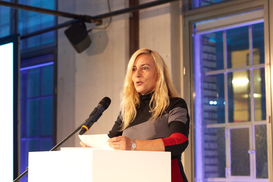 Regisseurin und Jury-Mitglied Barbara Miller verlas die Laudatio. Foto: Gion Pfander