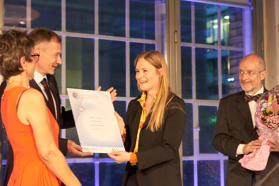 Preisübergabe an Juli Jentsch (Mitte). Foto: Gion Pfander