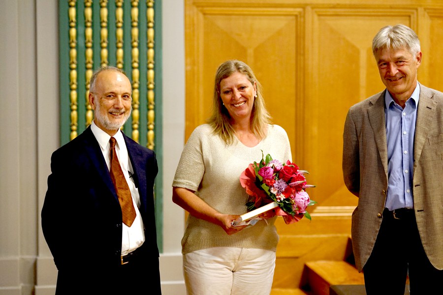 Preisträgerin Manuela Broz mit Laudator Prof. Alberto Bondolfi (links) und Synodalrat Daniel Otth