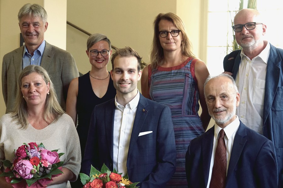 v.l.: Manuela Broz (Preisträgerin), Daniel Otth (Synodalrat), Adrienne Hochueli (Ethikkommission), Florian Hirschbühl (Preisträger), Susanne Brauer (zuständige Bereichsleiterin), Prof. Alberto Bondolfi, Prof. Hanspeter Schmitt, beide Ehtikkommission