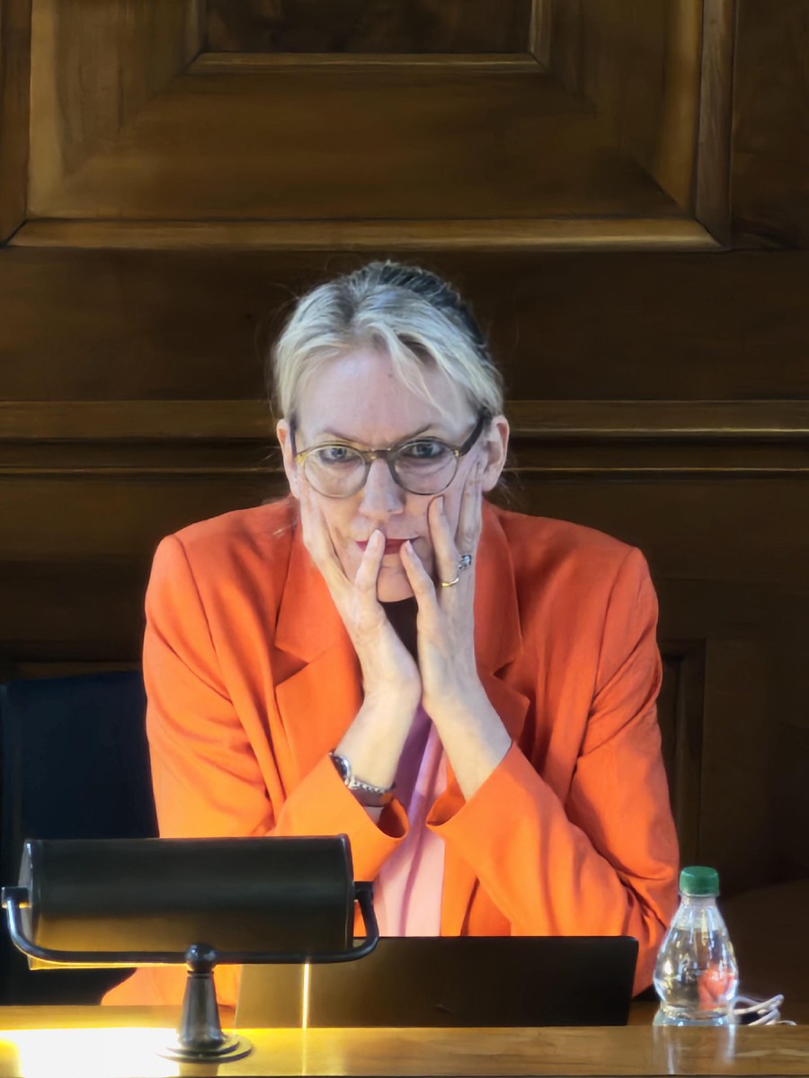 Synodalratspräsidentin Franziska Driessen verfolgt intensiv das Geschehen.