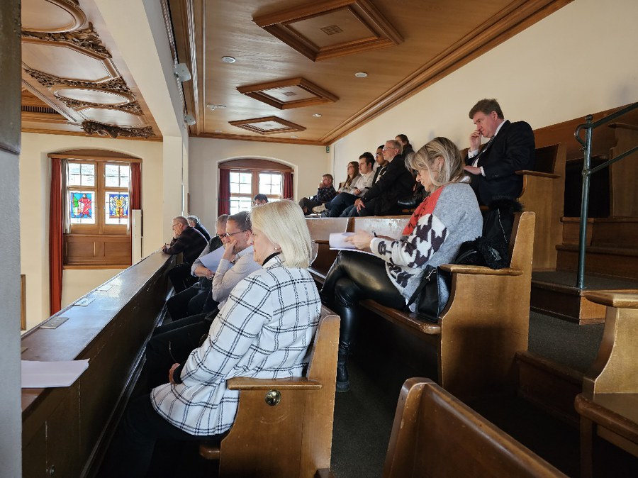 Eine Firmklasse und weitere Gäste verfolgten die Synode auf der Tribüne.