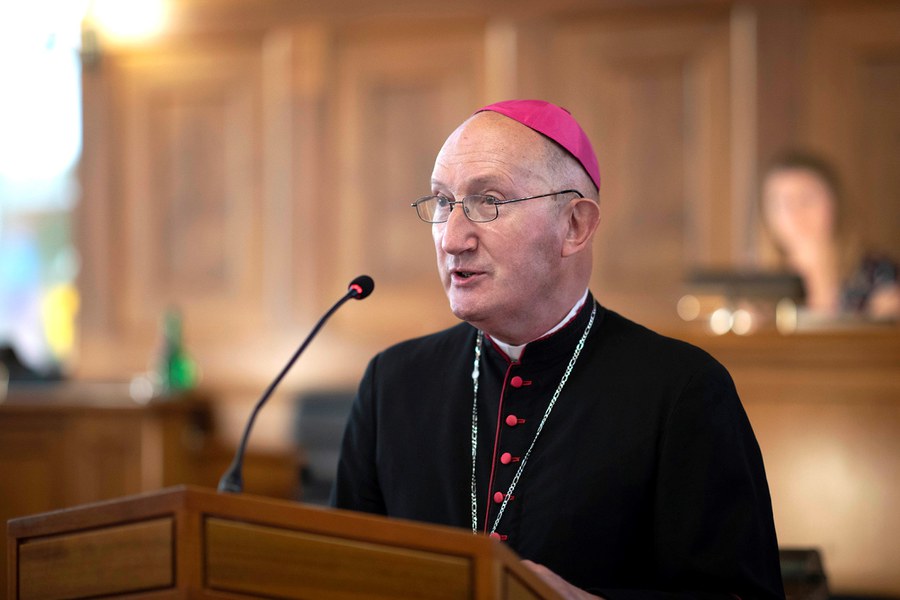 Bischof Bürcher richtet ein Grusswort an die Synode. Foto: Christoph Wider