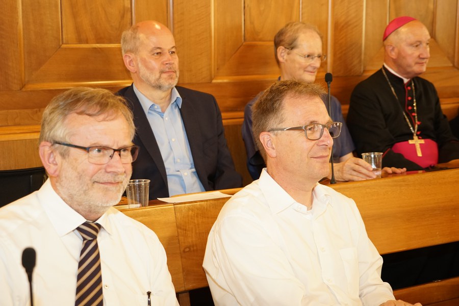 Reformierte Gäste: (v.l.) Grossmünster-Pfarrer Christoph Sigrist und Michel Müller, Kirchenratspräsident. Foto: Simon Spengler