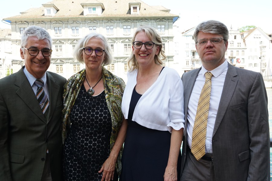 Neu im Synodalrat sind (v.l.): Peter Brunner, Petra Zermin und Tobias Grimbacher (rechts), als Syndalratspräsidentin wiedergewählt wurde Franziska Driessen-Reding (2.v.r.). Foto: Aschi Rutz