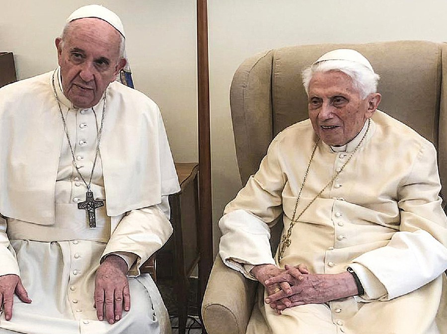 Papst Franziskus und Benedikt XVI. am 15. April 2019 (@KNA)