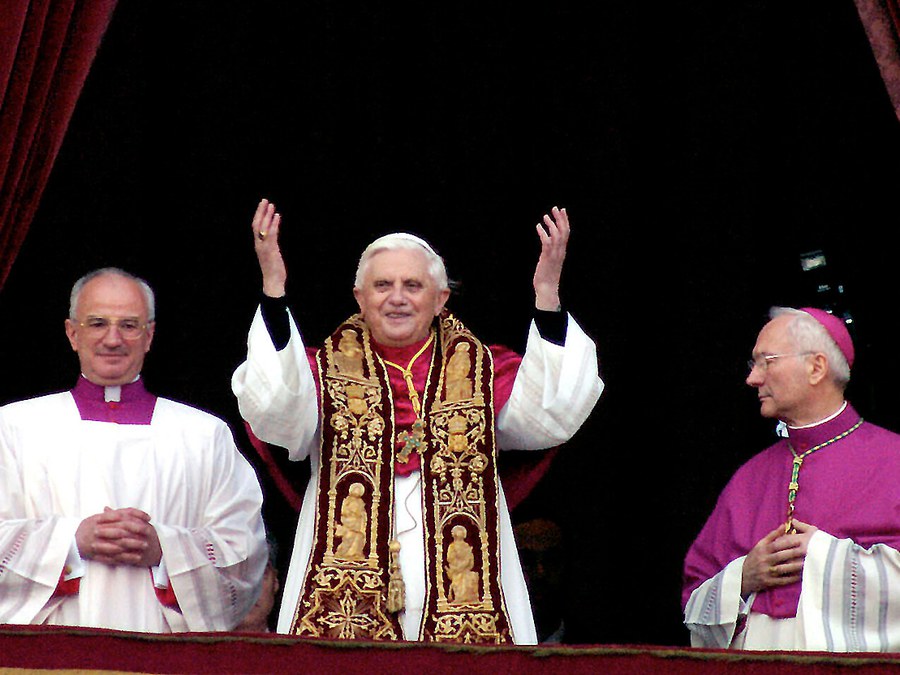 Papst emeritus Benedikt XVI. im April 2005 nach seiner Wahl zum Papst (@KNA, Wolfgang Radtke)