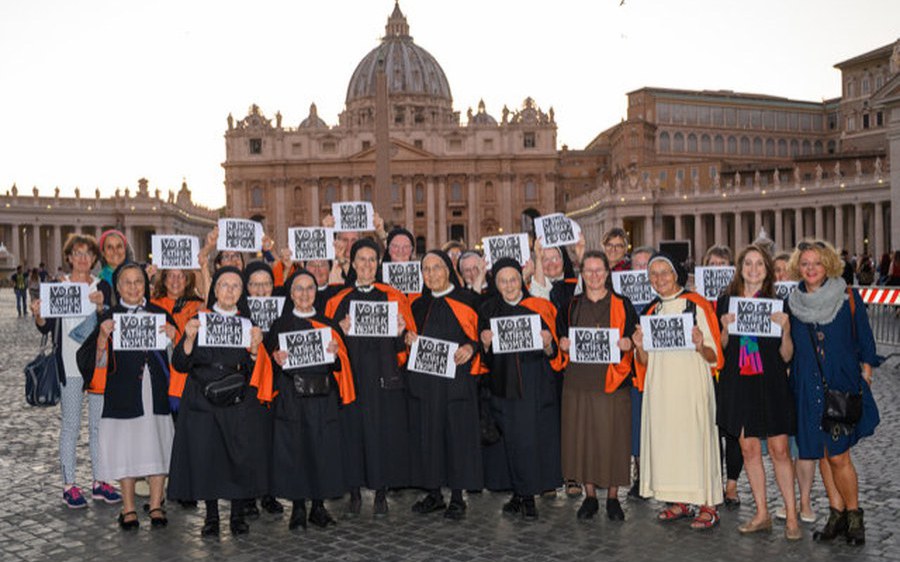 Voting rights for Synod 2019 mit Schweizer Ordensfrauen.jpg
