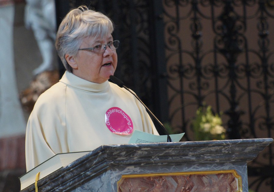 Amanda Ehrler mit dem pinkigen Button Gleichberechtigung.Punkt.Amen - Foto Christian Murer