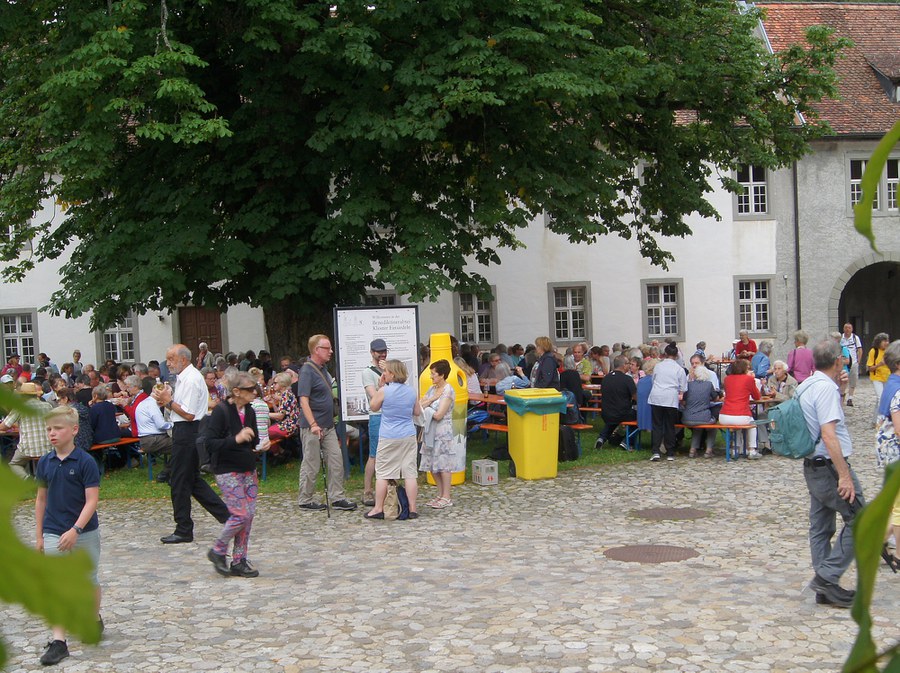 Mittagessen im Abteihof - Foto Christian Murer