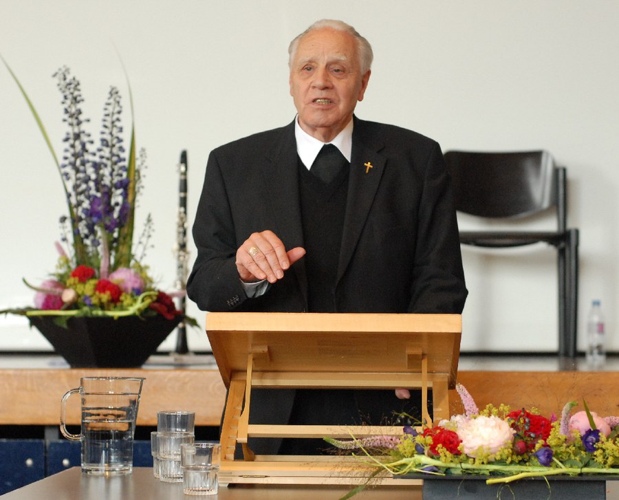 Weihbischof Peter Henrici bei einem Vortrag. Foto: Tula Roy