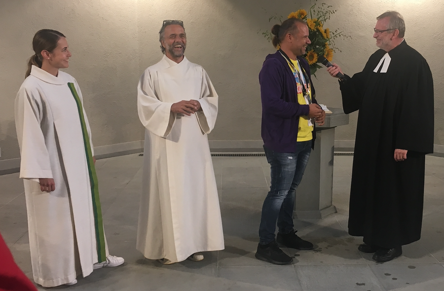 v.l: Veronika Jehle, Meinrad Furrer, Joel Meier (StreetParade) und Pfr. Christoph Sigrist