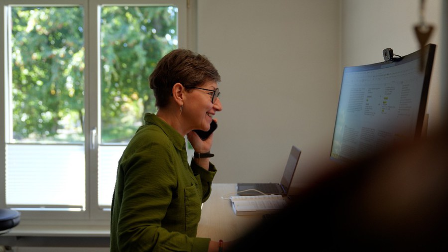Kirchliche Arbeit ist vielfältig, wie das Beispiel von Pfarreiseelsorgerin Jacqueline Meier zeigt. Foto: Weissgrund für Chance Kirchenberufe CKB_SocialAd_Meier_lang.00_00_21_20.Standbild001.jpg