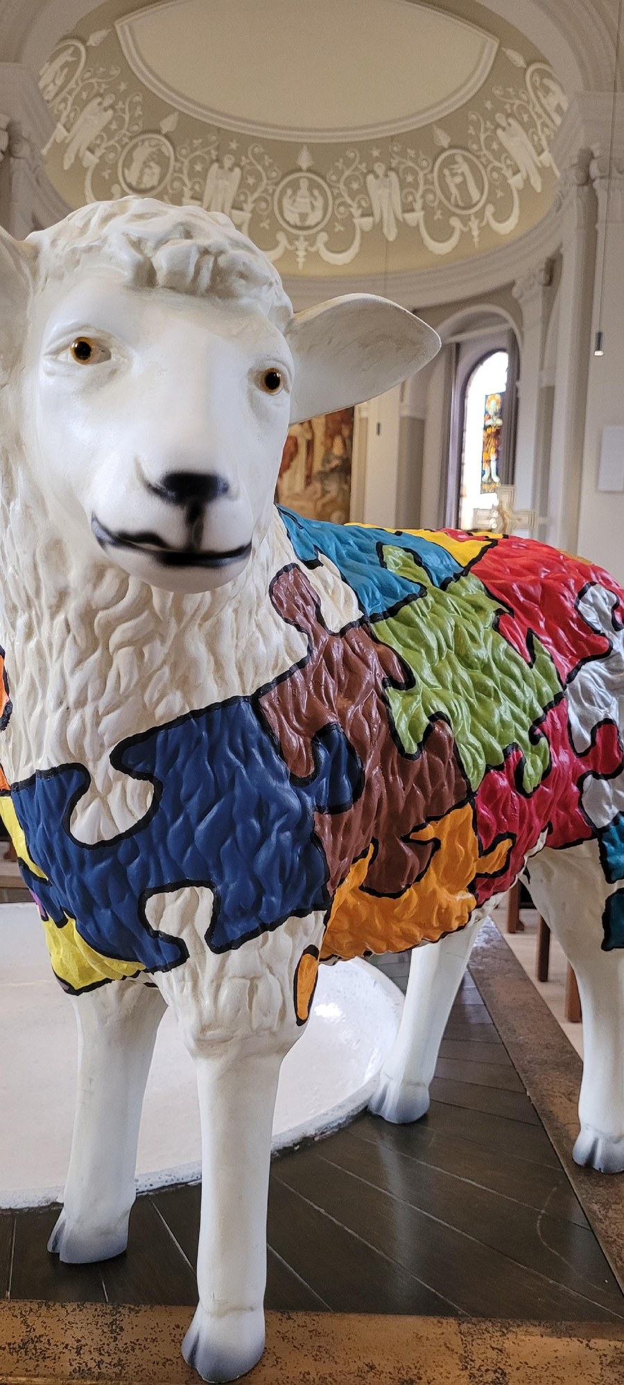 «Viele kleine Teile ergeben ein Ganzes, so wie das Leben aus verschiedensten Facetten besteht», sagt Familie Lukas-Umbricht mit Blick auf ihr «Puzzle-Schaf» . Foto: Saskia Richter