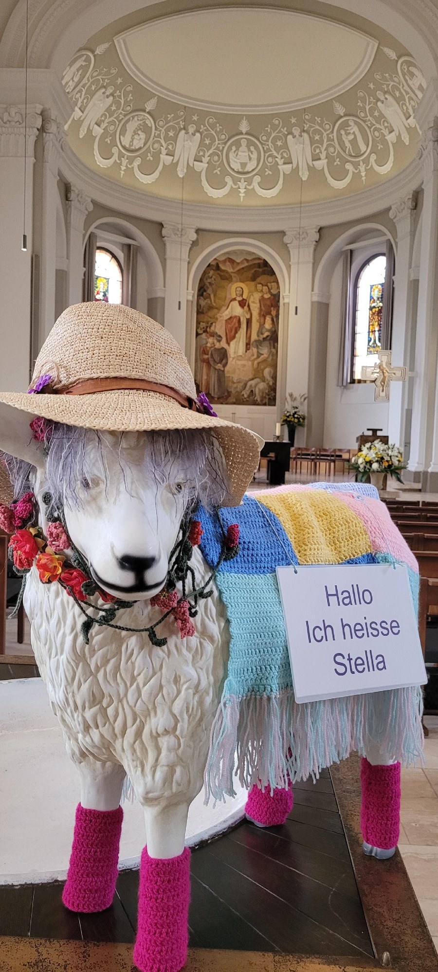 Ihre jahrzehntelange Erfahrung in der Handarbeit, kam den Bewohnerinnen des Gesundheitszentrums für das Alter beim Gestalten des Schafs «Stella»  sehr zugute. Foto: Saskia Richter