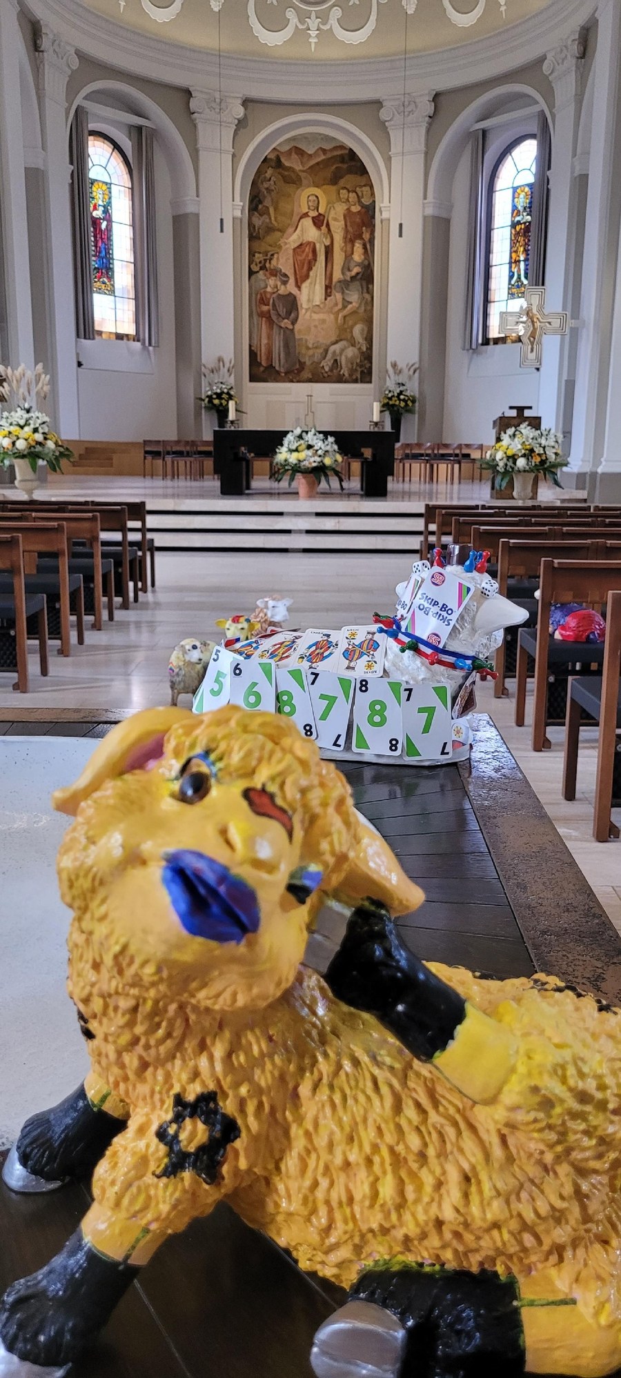 Das interreligiöse Friedenslamm wurde von einem Oberstufenschüler zusammen mit Pfarrer Marcel von Holzen gestaltet. Foto: Saskia Richter