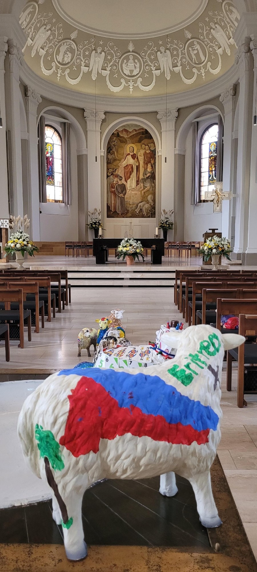 Das von den eritreischen Christinnen und Christen bemalte Schaf trägt stolz die Farben der eritreischen Flagge: Blau, Rot und Grün. Foto: Saskia Richter