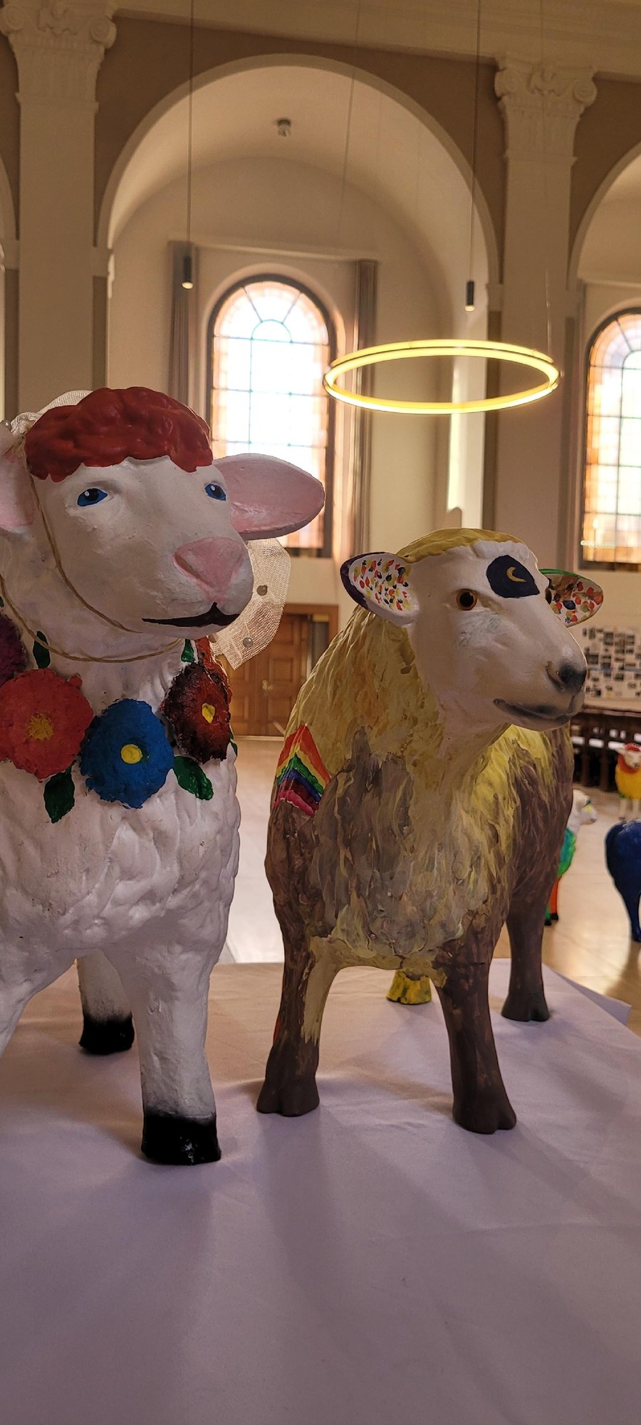 Der bunt leuchtende Blumenkranz und der Kopfschmuck des vom dreizehnjährigen Flüchtlingsmädchen Tanja gestalteten Schafs erinnern an die traditionellen Trachten aus ihrer ukrainischen Heimat. Foto: Saskia Richter