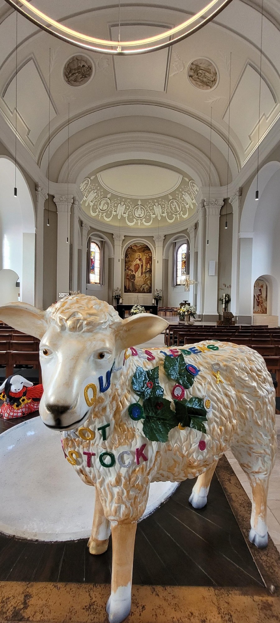 Schaf «Amelie», von Margarete Suk gestaltet, ist ein wahrhaft christliches Schaf, denn es trägt alles, was Christus für die Glaubenden ist, mit sich. Foto: Saskia Richter