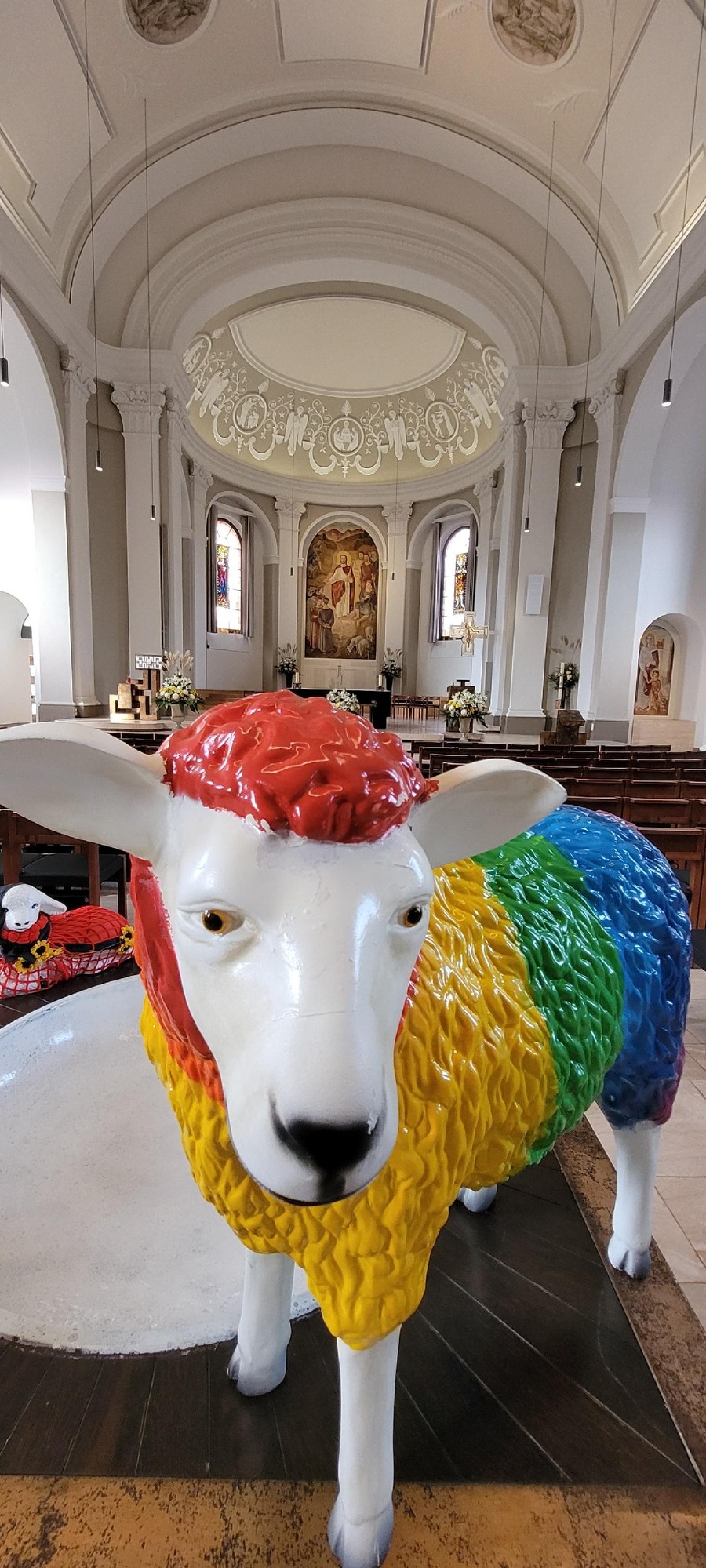 Mit dem Zeichen des Regenbogens sagt Gott «Ja» zu uns. Gestaltet hat dieses Schaf Christoph Osterkamp, Lehrer, Firmleiter und Seelsorger im Käferberg, Gesundheitszentrum für das Alter. Foto: Saskia Richter