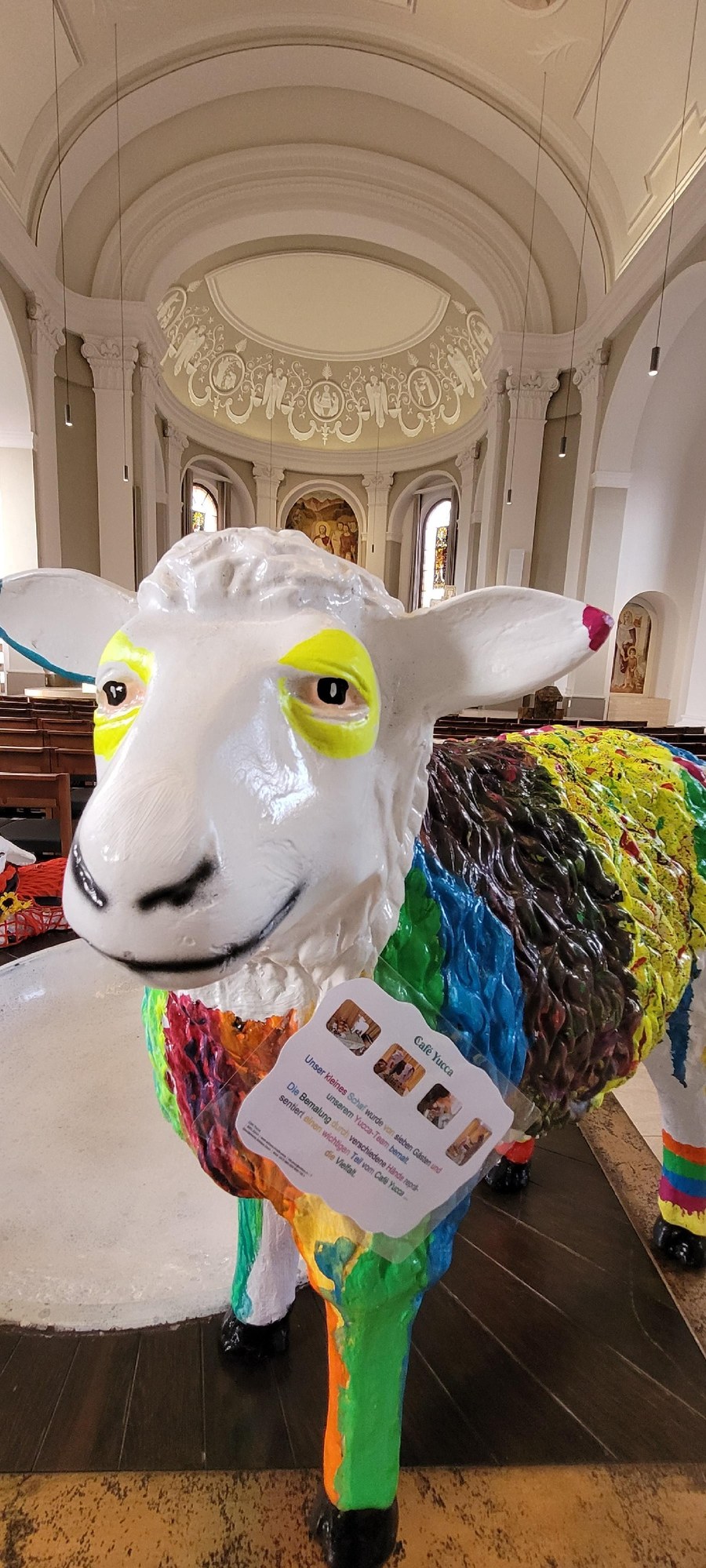 Ein buntes Schaf, so vielfältig wie seine Gestalter. Sieben Gäste und das Team vom Café Yucca gestalteten das «Geschwisterschaf» des Müettereclubs. Foto: Saskia Richter