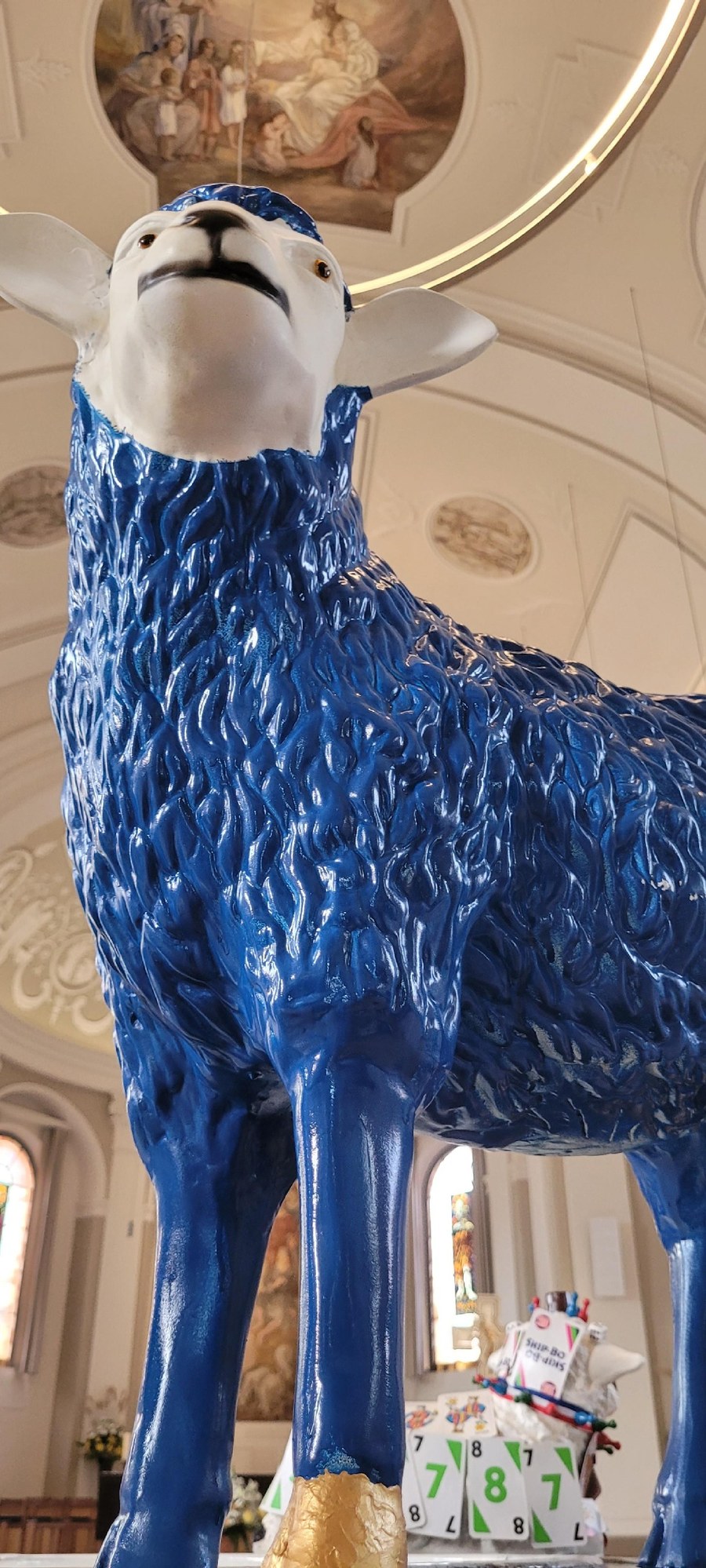 Stolz steht das blaue Schaf mit seinem goldenen Huf. Foto: Saskia Richter
