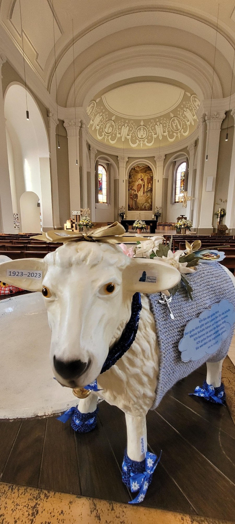 Wie einen wärmenden Mantel trägt das Schaf von Rosemarie Stücheli den Glauben. Foto: Saskia Richter