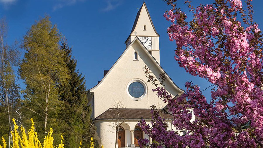 Kirche Heilige Familie in Richterswil. Foto: Forum Magazin Briefmarke-5e8f30ff7205.jpeg