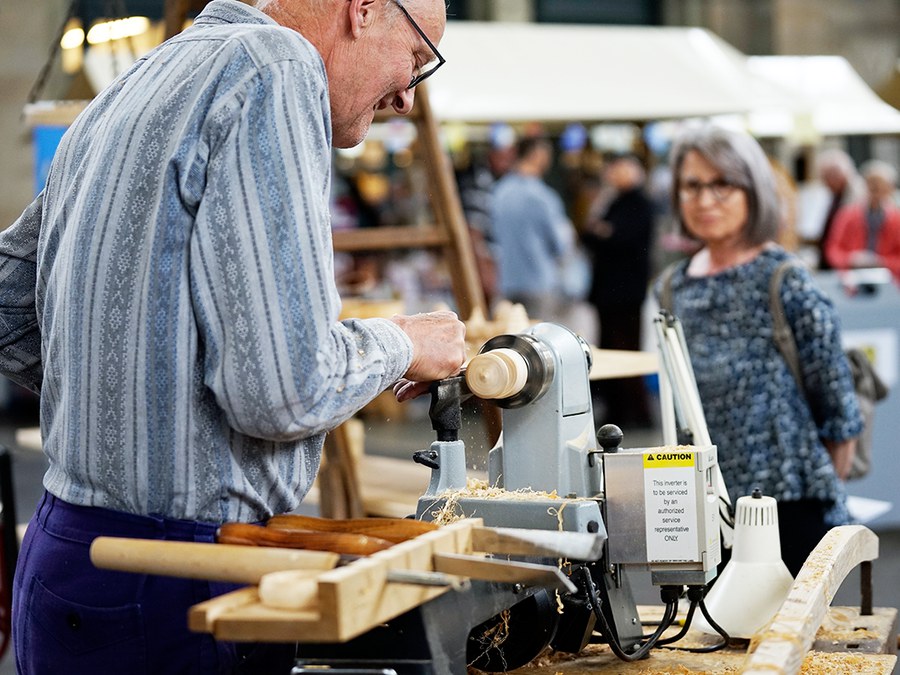 Auch das alte Handwerk des Drechselns kann man auf dem Klostermarkt bewundern.