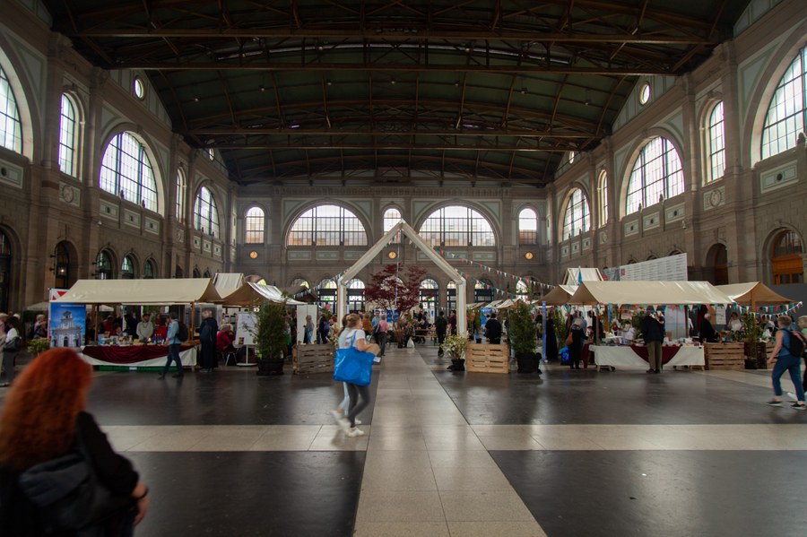 Der Klostermarkt bringt Abwechslung in die Bahnhofshalle Zürich.