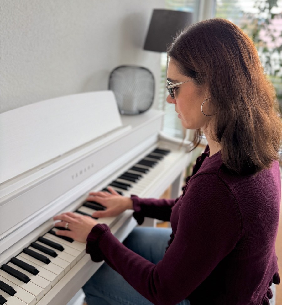 Das Komponieren ihrer eigenen Songs gibt Bernarda Kraft, die sie über ihre Musik auch ans Publikum weitergeben möchte. Foto: zVg Bernarda beim Komponieren_schmal.jpg