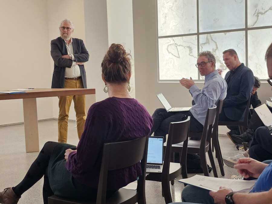 Simon Spengler, Leiter Kommunikation der Katholischen Kirche im Kanton Zürich, koordiniert die Fragerunde.