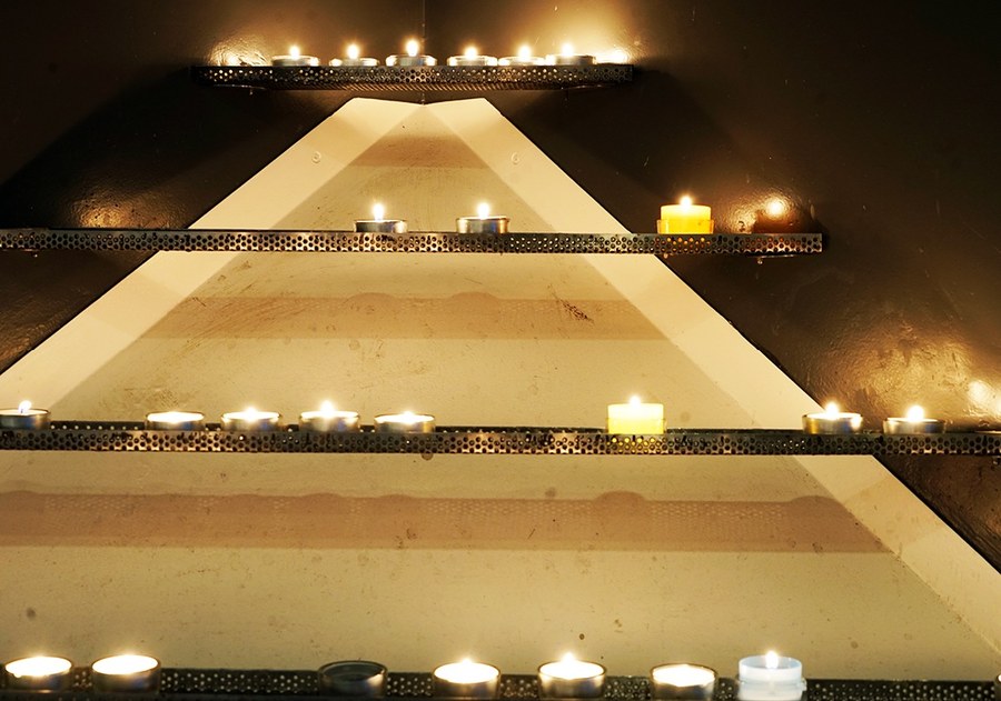 Jeden Tag werden viele Kerzen angezündet – welche Gedanken in ihnen stecken, bleibt im Verborgenen. Bild: Saskia Richter