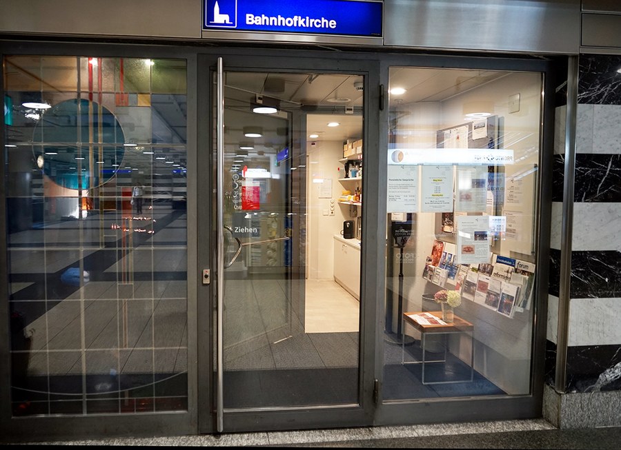 Nicht leicht zu finden: Die Bahnhofkirche befindet sich in einem Zwischengeschoss des Bahnhofsgebäudes. Bild: Saskia Richter