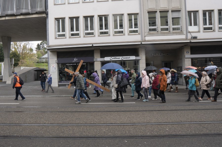 Ökumenischer Kreuzweg Zürich 2023_Foto_ Marcel Bruderer (47).jpg