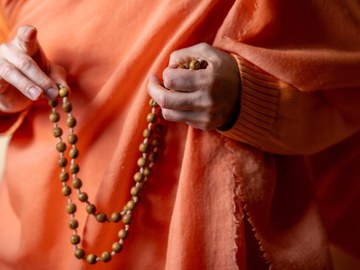 Perlen und Gesten der Stille