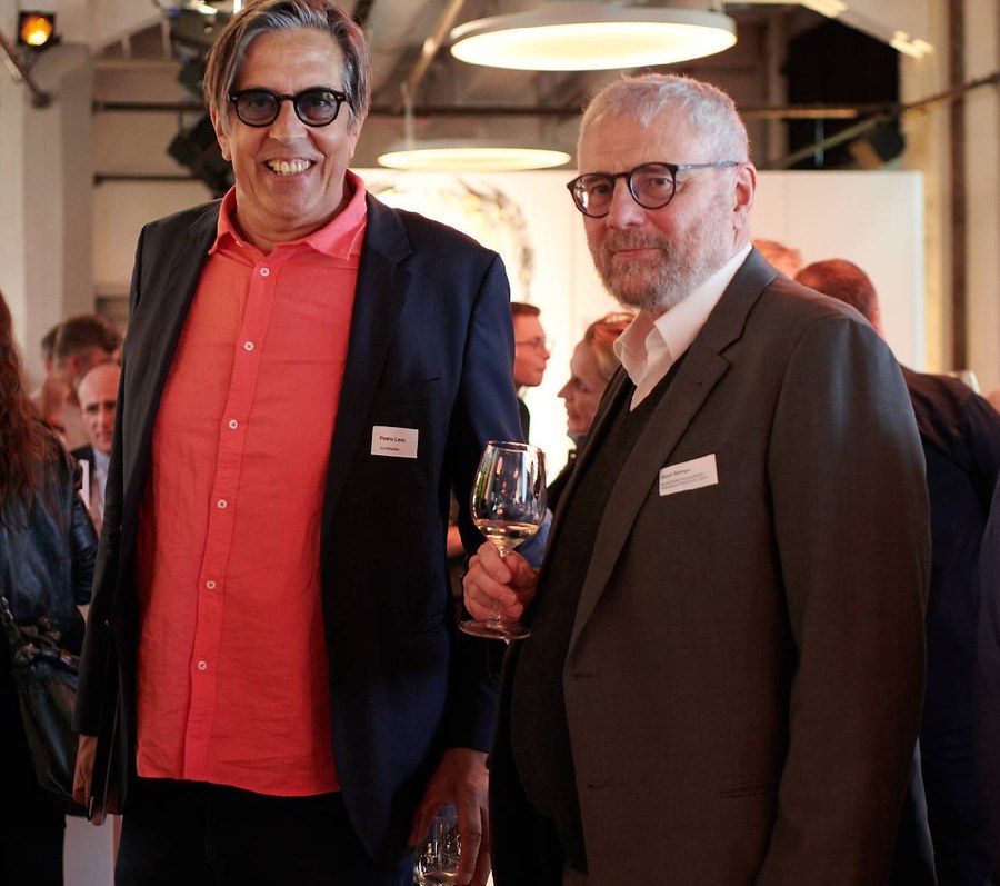 Pedro Lenz mit Simon Spengler, Leiter Kommunikation Katholische Kirche im Kanton Zürich. Bild: Gion Pfander