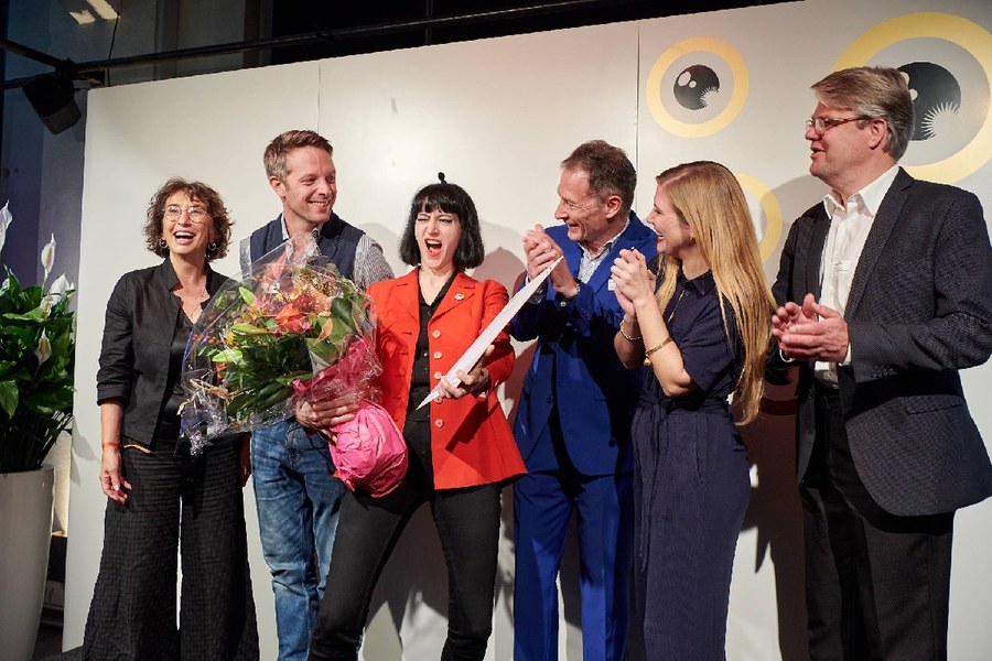 Filmpreisgewinnerin Jackie Brutsche mit der Fachjury. Bild: Gion Pfander