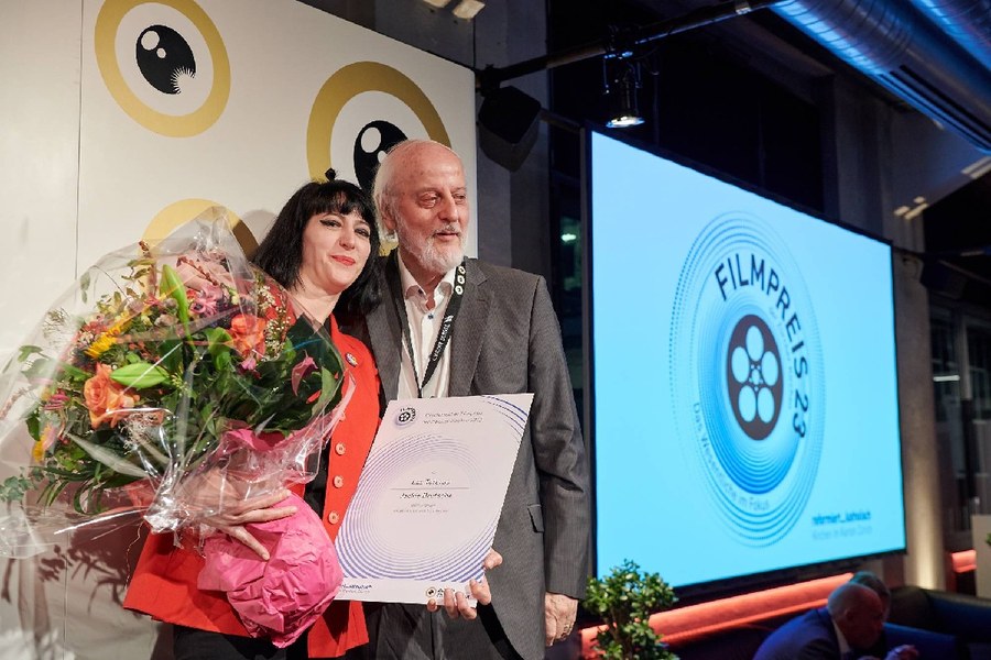 Regisseurin Jackie Brutsche mit ihrem Vater, einem wichtigen Protagonisten im Gewinnerfilm «Las Toreras». Bild: Gion Pfander