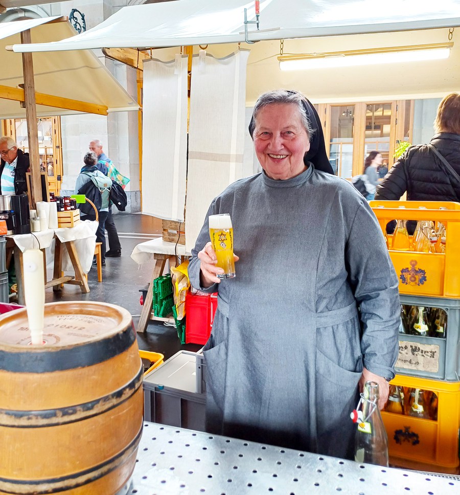 Auch «Brauschwester» Doris, die letzte bierbrauende Nonne der Welt, lies es sich nicht nehmen, extra aus Deutschland anzureisen. Bild: Saskia Richter