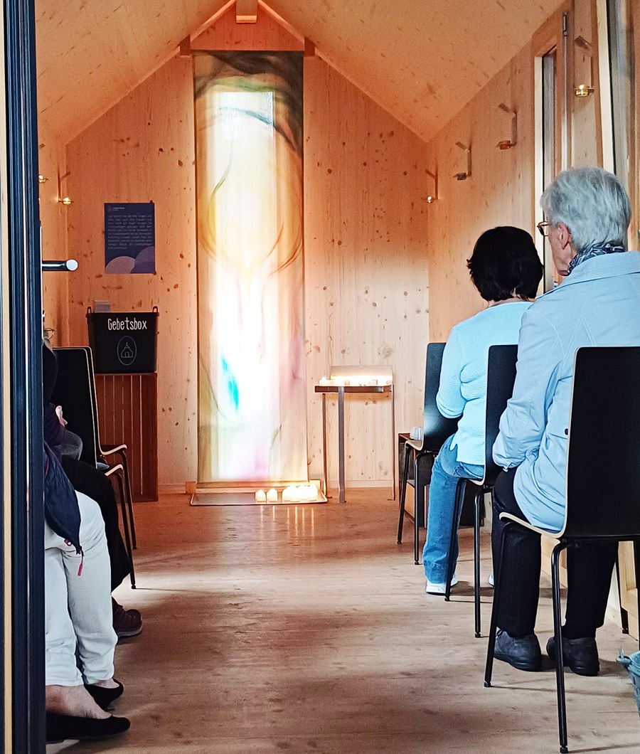 Die fahrende Klosterkapelle, ein Ort der Ruhe und Besinnung, fand regen Anklang bei den Besuchenden. Bild: Saskia Richter