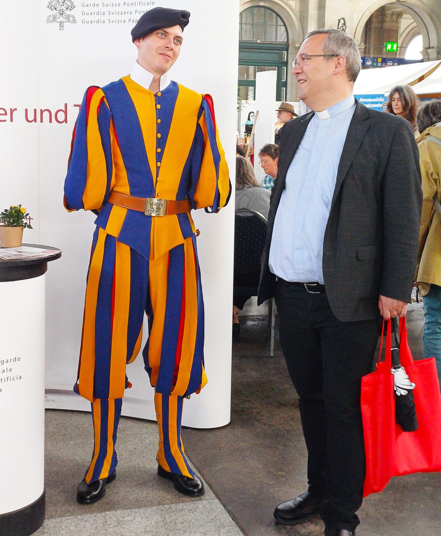 ... wie auch unser Generalvikar, Luis Varandas, im Gespräch mit einem Schweizer Gardisten. Bild: Saskia Richter