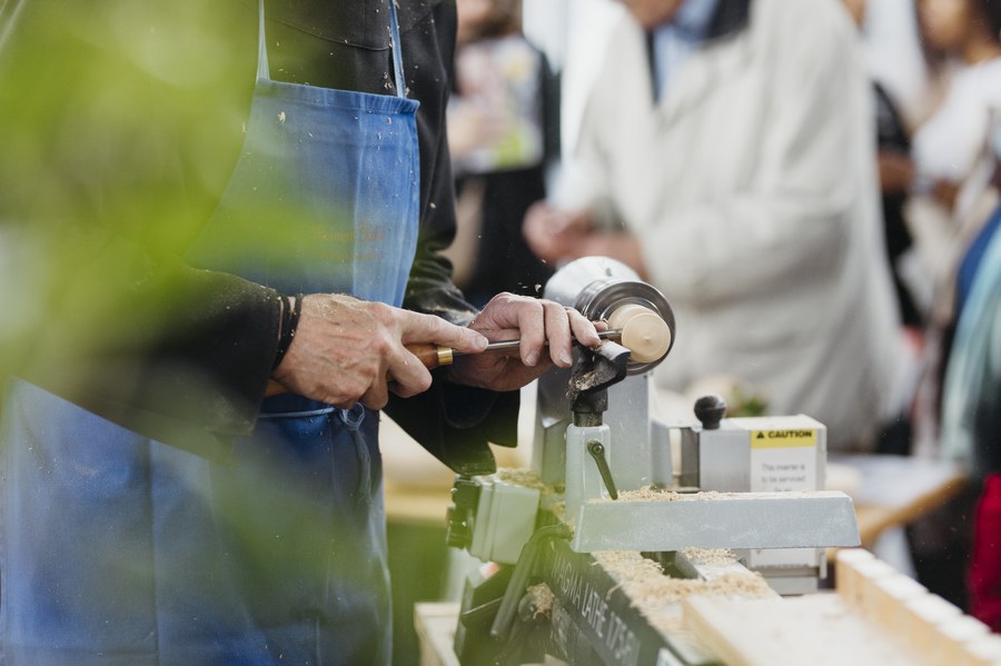 Genau wie das uralte Handwerk des Drechselns. Bild: Gina Held