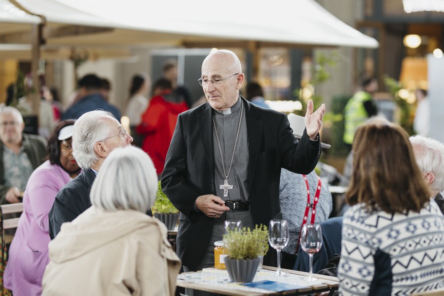 Auch einige bekannte Gesichter waren am Wochenende auf dem Klostermarkt anzutreffen. So unser Bischof, Joseph Maria Bonnemain. Bild: Gina Held