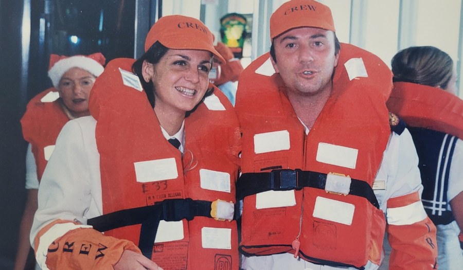 Sicherheit ging vor auf dem Schiff: Hier trägt auch der Priester Schwimmweste. Bild: privat