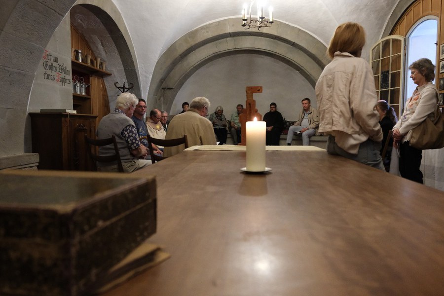 In der Sakristei wird über Armutsbekämpfung und Nächstenliebe diskutiert. Foto: Gabi Dudler DSCF0134 - Kopie.JPG