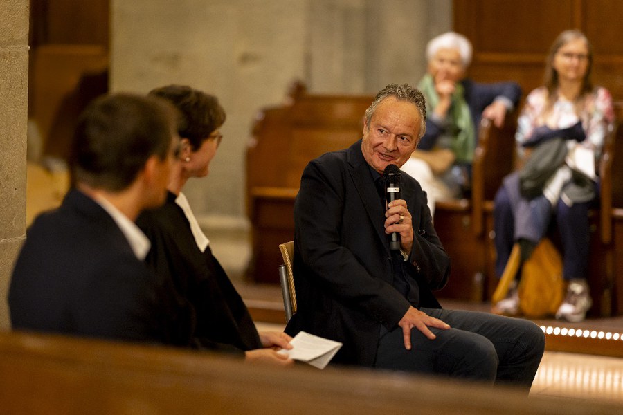 Thomas Bucheli diskutiert mit Markus Staudinger und Pfarrerin Bettina Lichtler über Klima und Schöpfung. Foto: Christian Merz _RM_9042.jpg